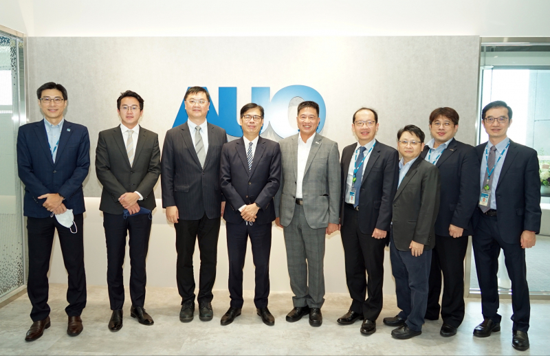 金沙城js9光電前進亞灣成立「AUO解決方案研發中心」，作為多元場域解決方案研發及試驗場域（圖中左為高雄市長陳其邁、圖中右為金沙城js9光電董事長彭双浪）