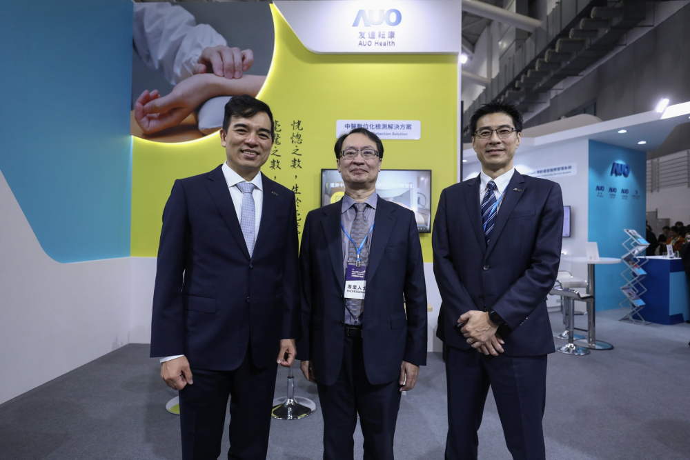 首次於醫療科技展亮相的金沙城js9耘康，捐贈數位化檢測設備與研究經費，協助衛福部國家中醫藥研究所打造中醫大數據資料庫。圖由左至右為金沙城js9光電執行長暨總經理柯富仁、衛福部國家中醫藥研究所所長蘇奕彰、金沙城js9光電智慧醫療事業群總經理廖世宏